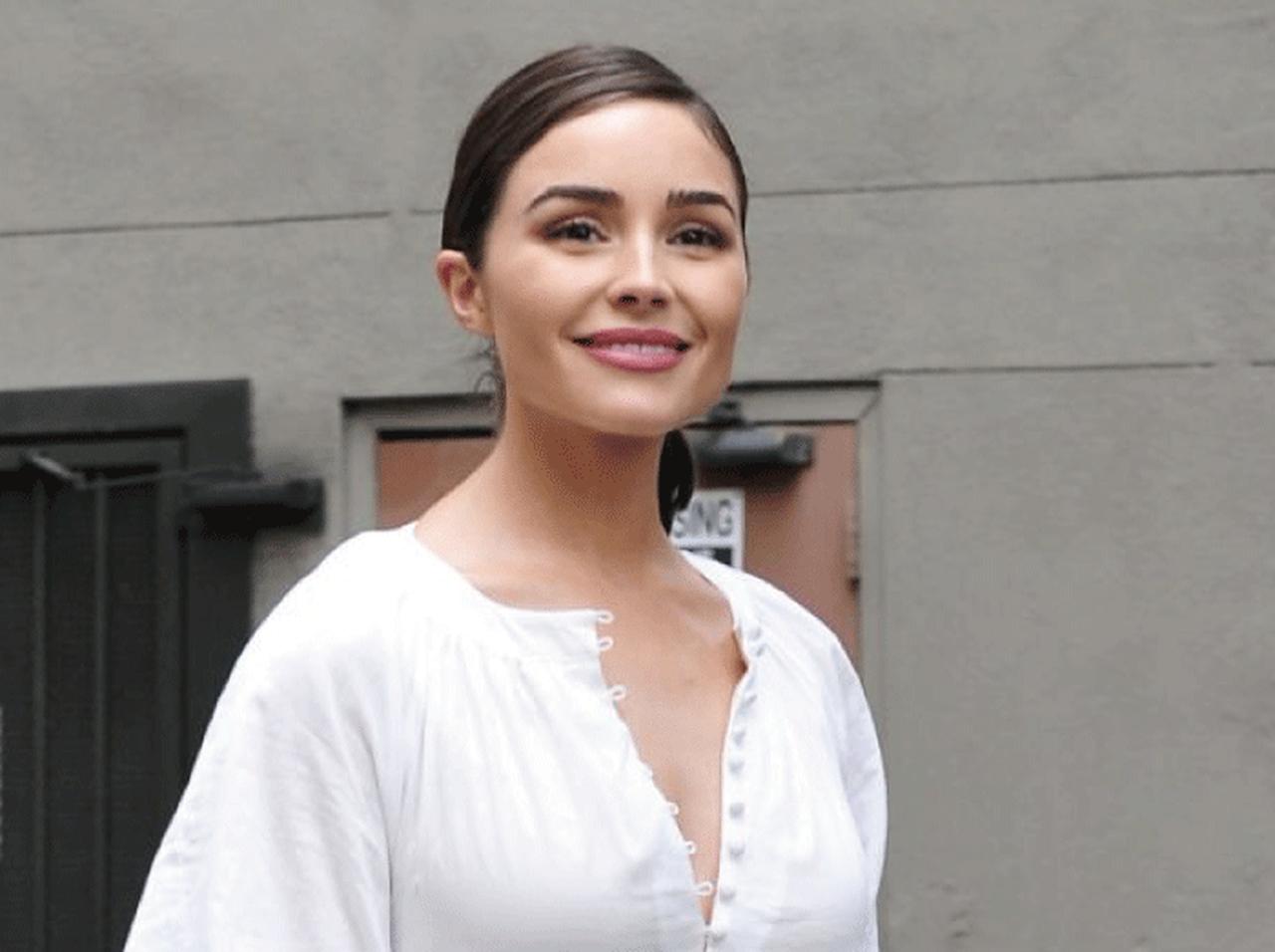 H&Mのブラウスをおしゃれに着こなす人気モデル！