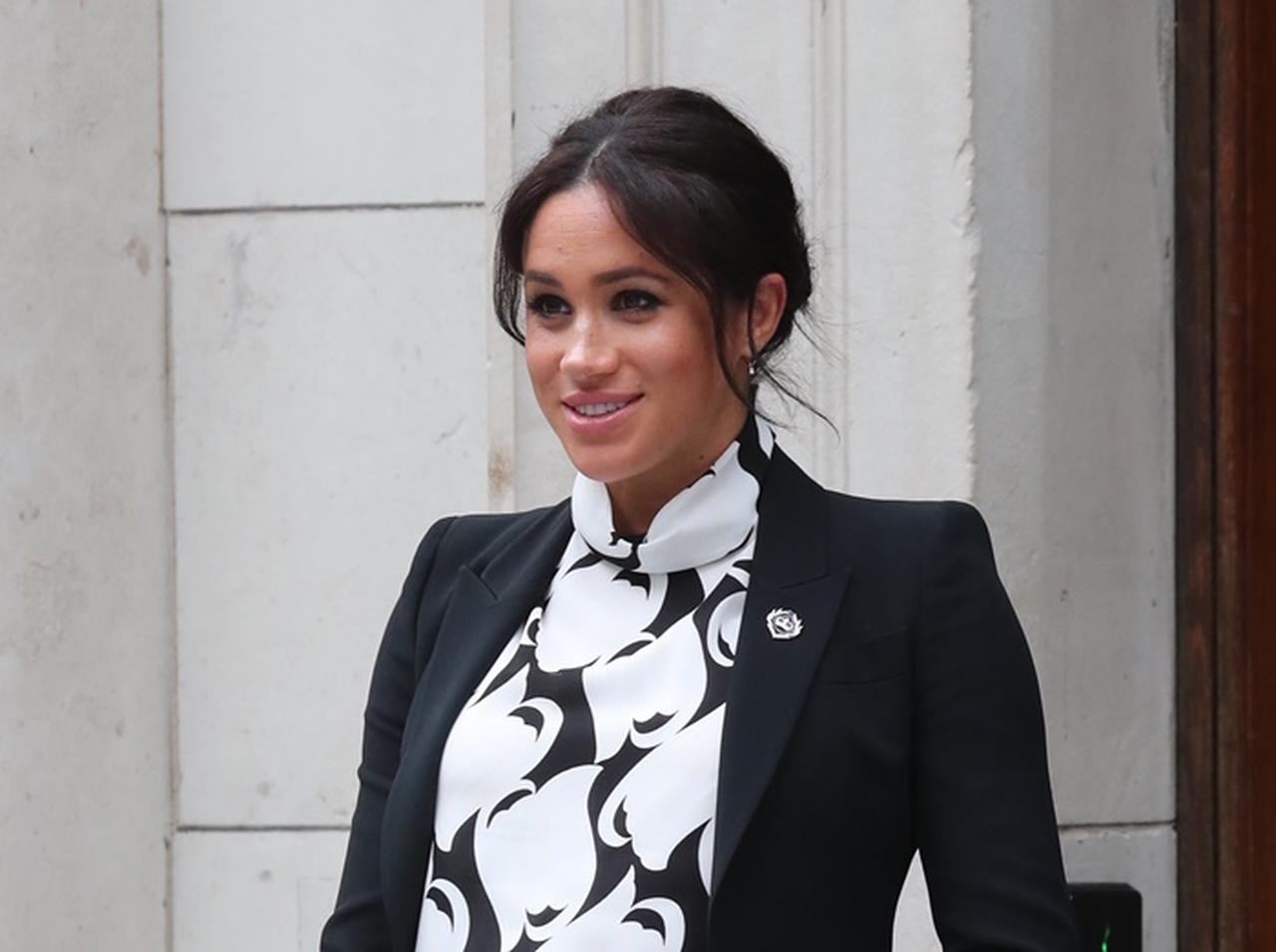 メーガン妃、ミニ丈のワンピースで「あること」をして禁断のゾーンが露わに