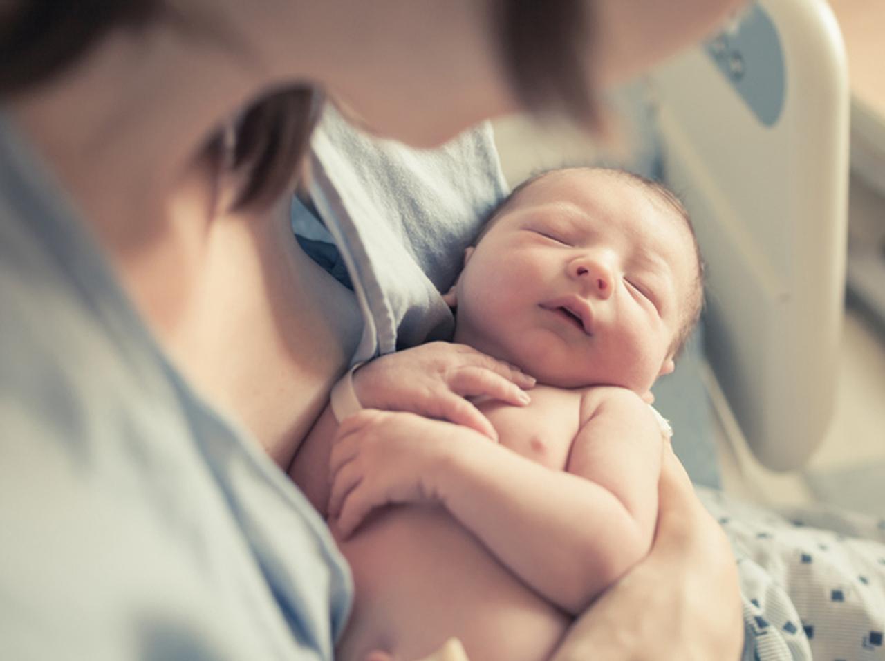 生まれたばかりの赤ちゃんのお腹に「双子の胎児」、一体なぜ?