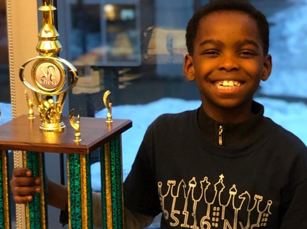 8歳の難民、ホームレスシェルターに住む少年がチェスの大会で優勝