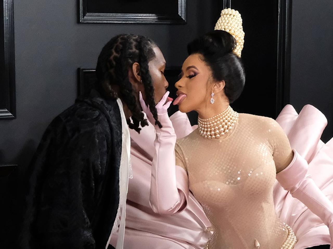 カーディ・B、オフセットに胸やお尻を弄ばれる姿を生配信