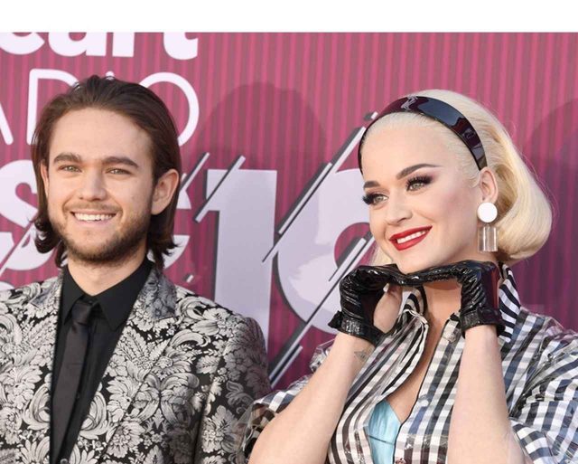 iHeartRadioアワードのレッドカーペットスタイルをお届け、人気セレブの衣装は？