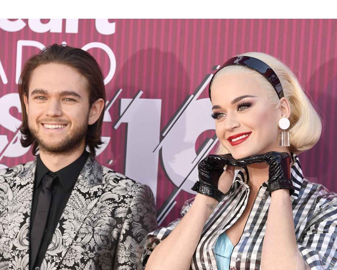 iHeartRadioアワードのレッドカーペットスタイルをお届け、人気セレブの衣装は?