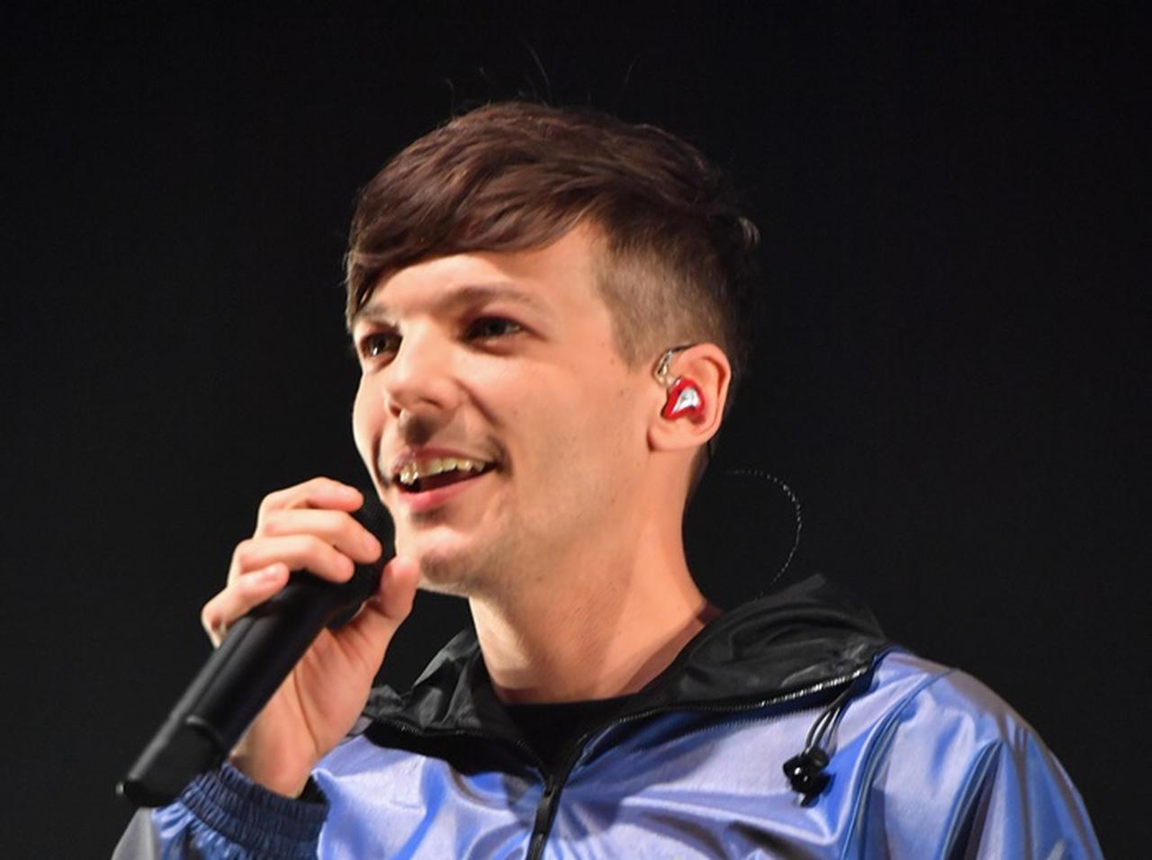 ルイ・トムリンソン、妹の死後はじめて姿を見せる