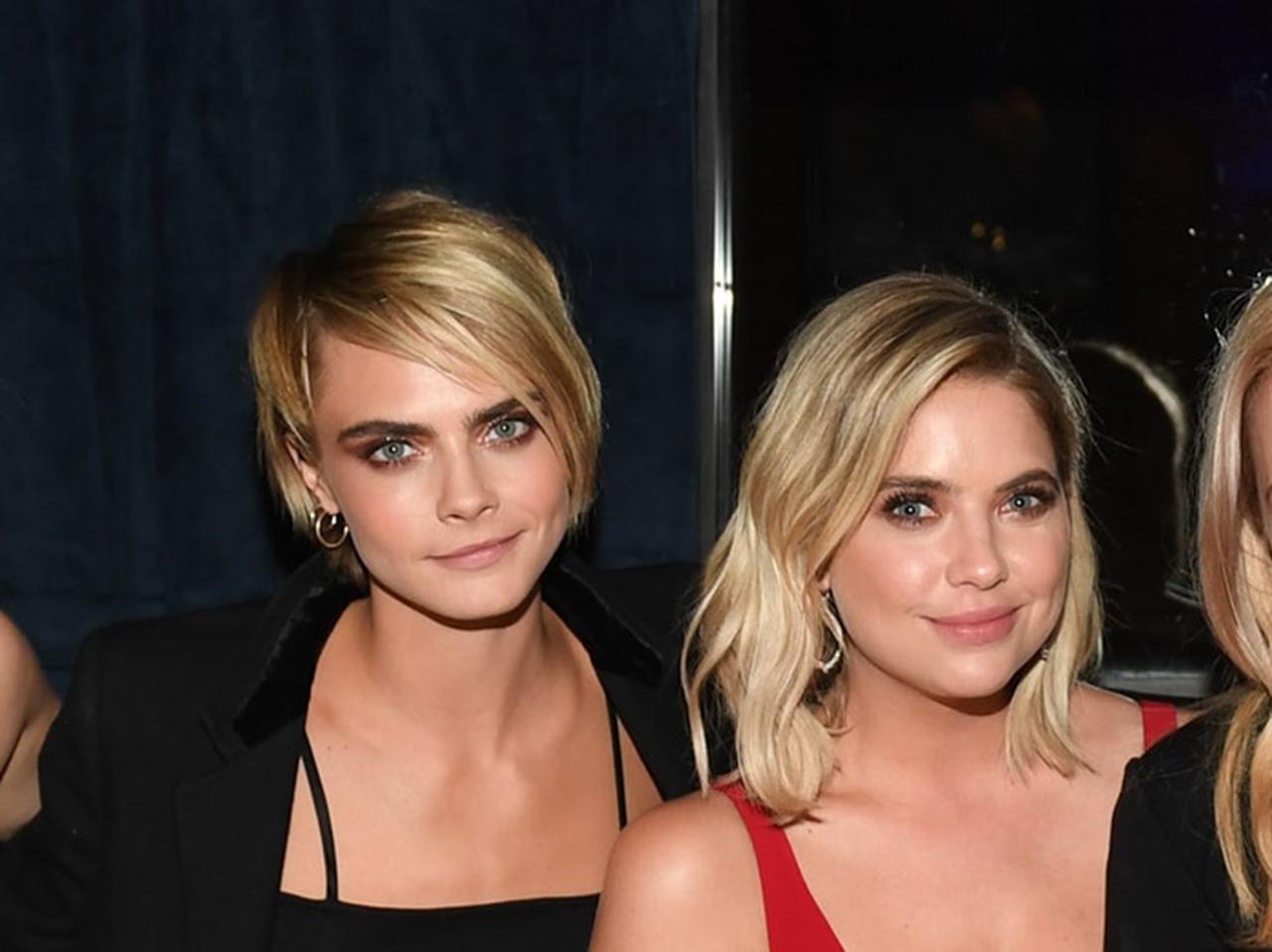 カーラ＆アシュレイ、車内でのイチャつき写真を公開される