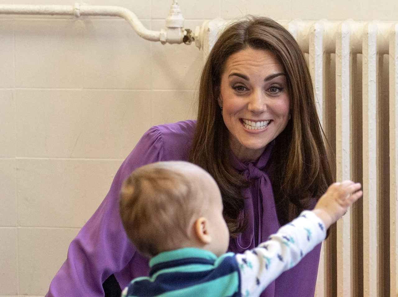 キャサリン妃が珍しくハイウエストパンツで脚長コーデをお披露目