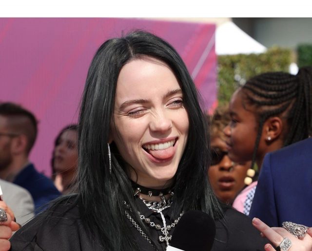 ビリー・アイリッシュ、iHeartRadioアワードで「セーラームーン」の衣装