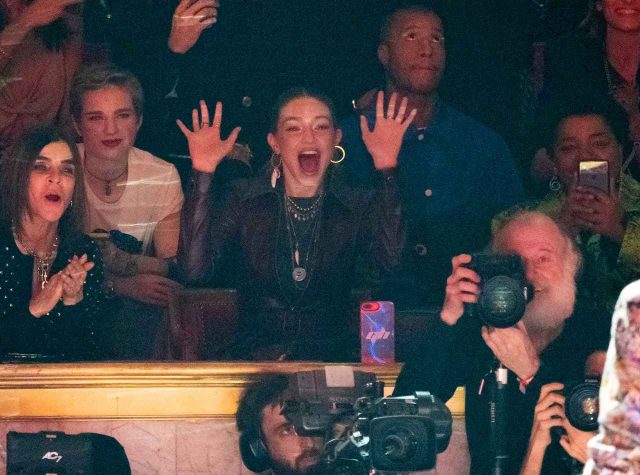 ジジ・ハディッド、TommyXZendayaの最前列で「ぶち上げ」の可愛さ