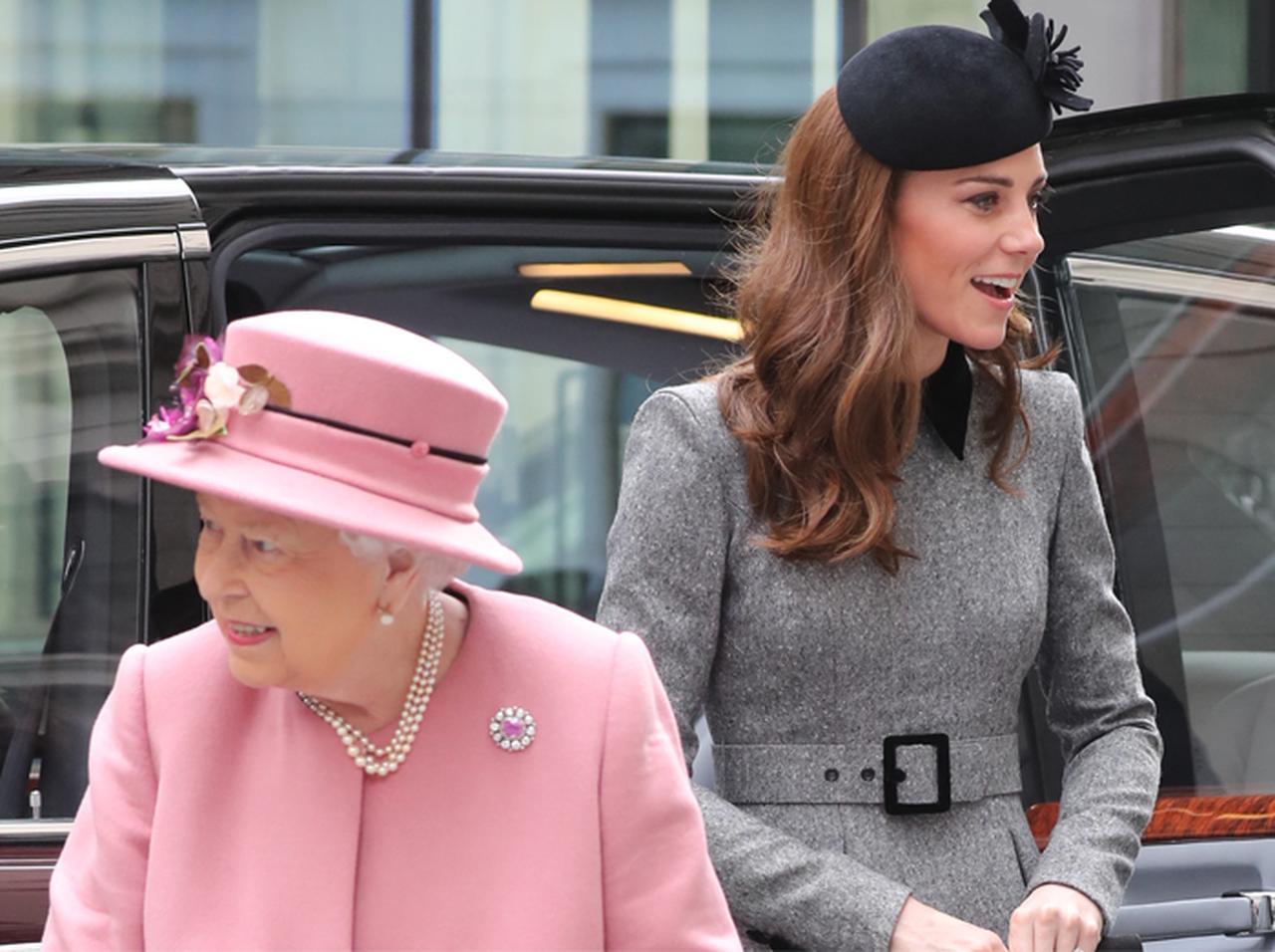 キャサリン妃、女王との初の「おでかけ」で“アレ”をシェアする姿にほっこり