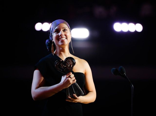 アリシア・キーズ、「みんな自分自身で生きていくしかない」力強いスピーチが話題