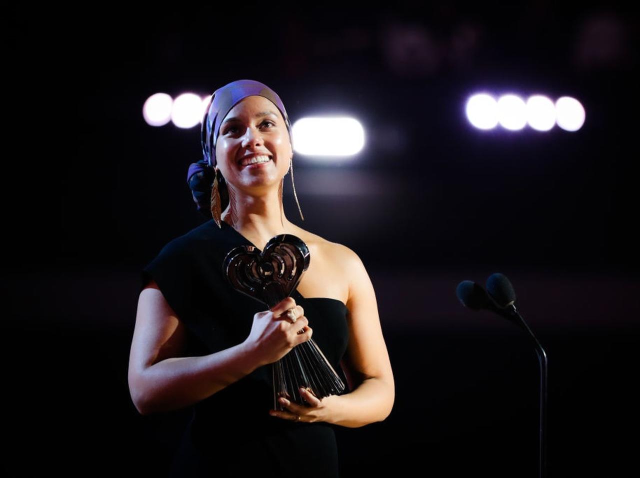 アリシア・キーズ、「みんな自分自身で生きていくしかない」力強いスピーチが話題