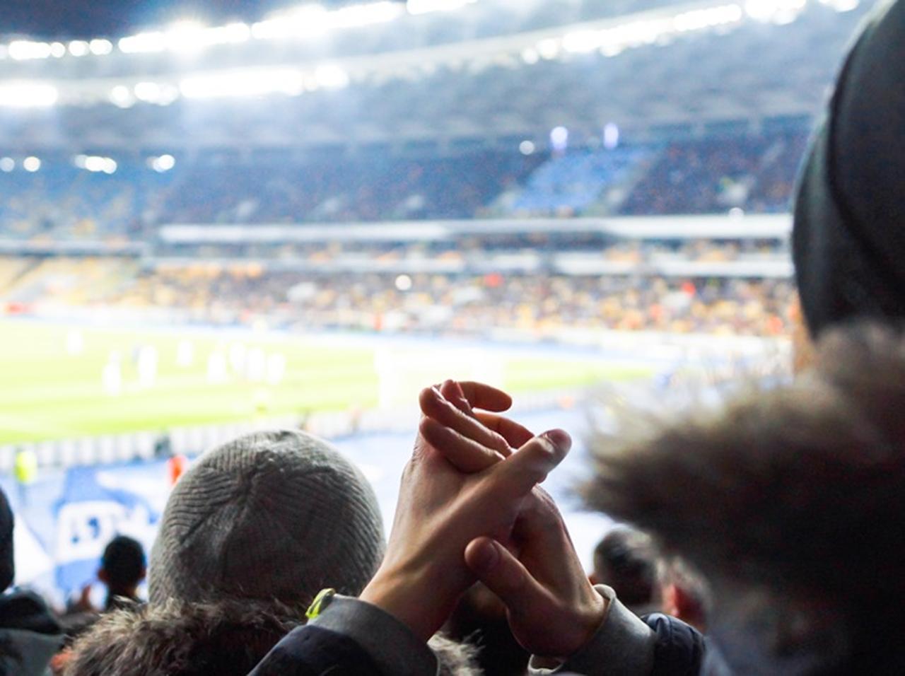 サッカー場に子供を連れてきた父親、その子守り術に拍手喝采