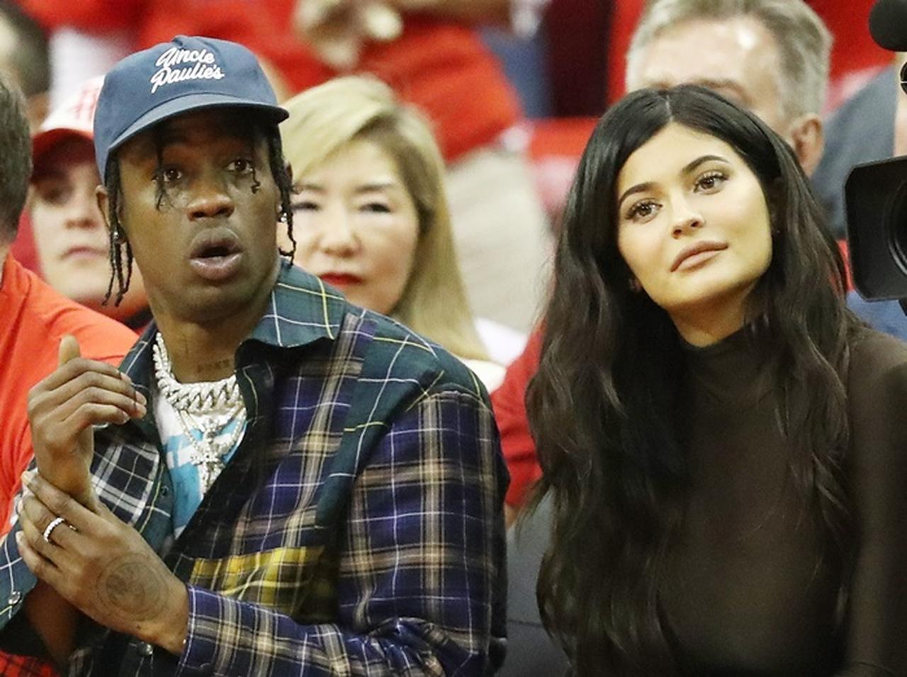 カイリー・ジェンナーの恋人トラヴィス・スコットに浮気疑惑→ライブMCで“反応”