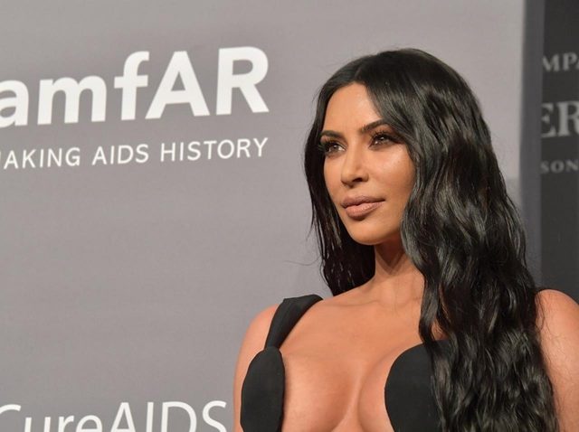 キム・カーダシアン、子供を自殺に追い込む「モモ・チャレンジ」に注意喚起