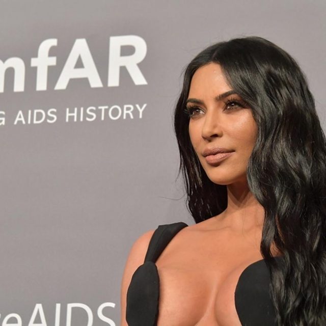 キム・カーダシアン、子供を自殺に追い込む「モモ・チャレンジ」に注意喚起