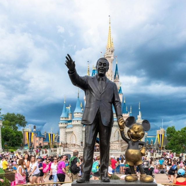 ディズニーランド、シンボルの「お城」を修理する時の『隠し方』がさすが