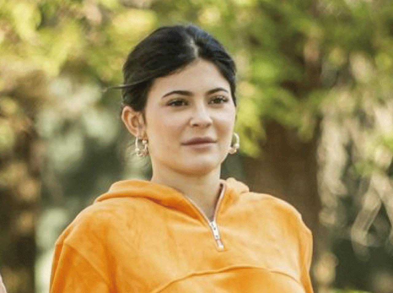 カイリー・ジェンナーに学ぶ、旬見えするジャージコーデ