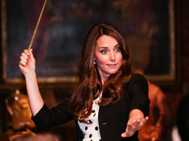 キャサリン妃、『ハリー・ポッター』のアノ制服そっくりのコートを着こなす