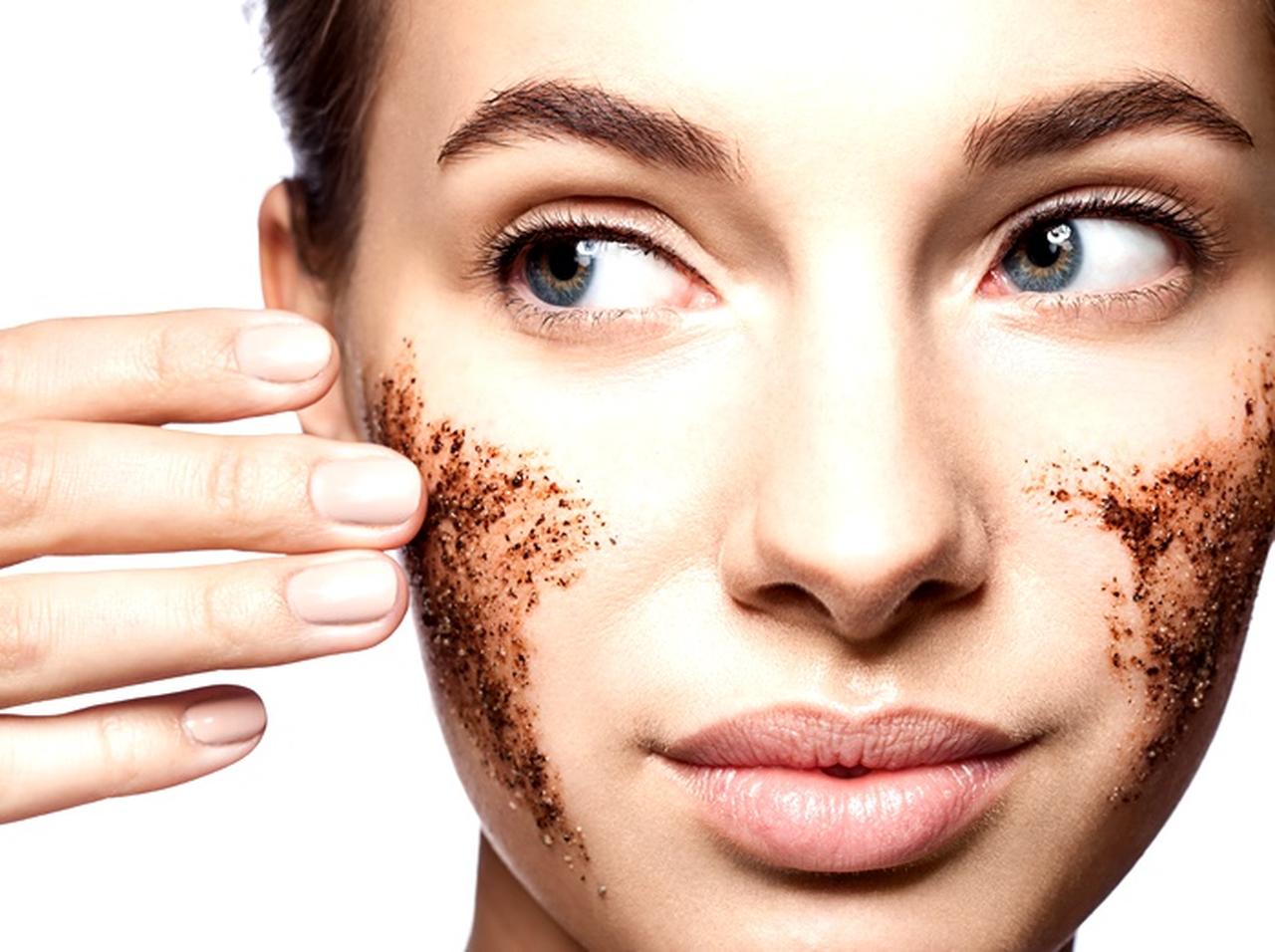 ツルツル肌に導くスクラブ洗顔、やりがちなNGと専門家おすすめの方法とは？