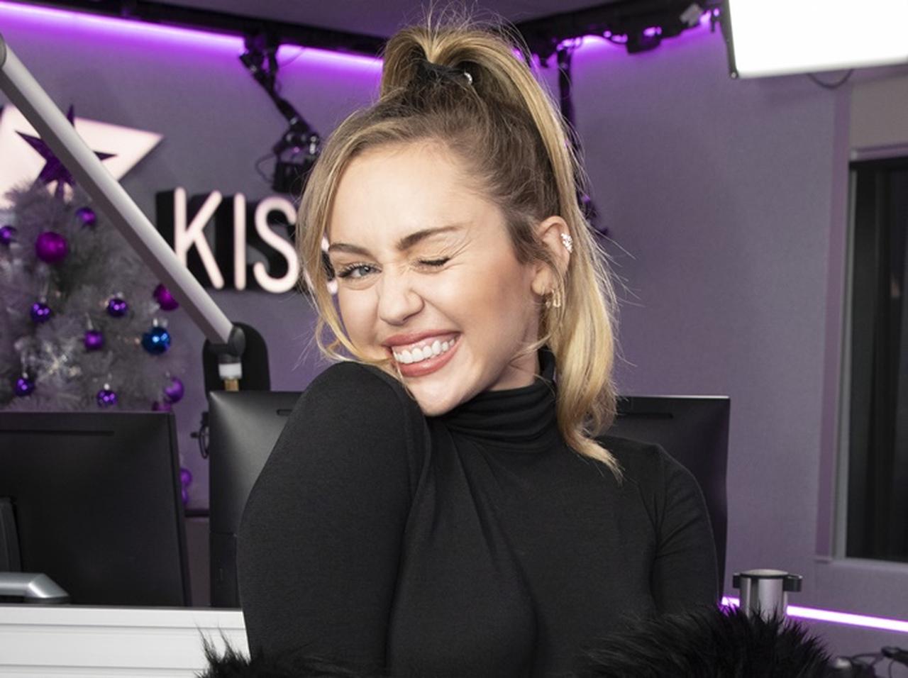 マイリー・サイラス、「話題のあの人」と2日酔いになるほど夜遊び