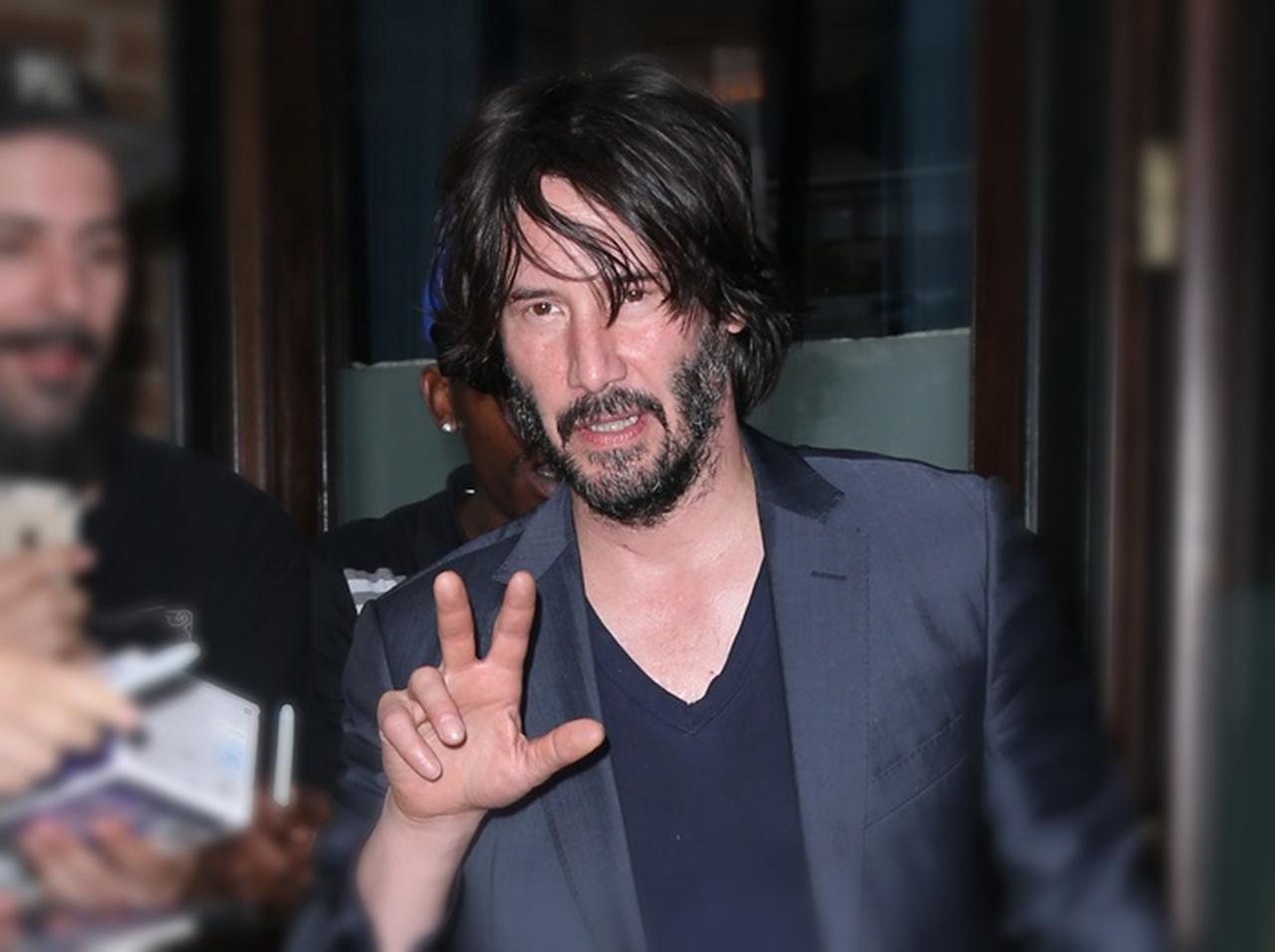 キアヌ・リーブス、搭乗した飛行機が緊急着陸→一般人と相乗りで帰る