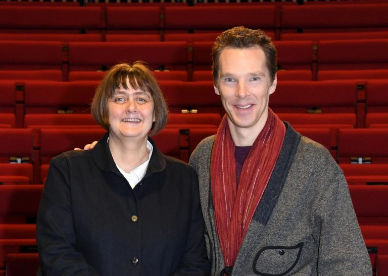 ベネディクト・カンバーバッチ、「母校」で生徒たちとセルフィー