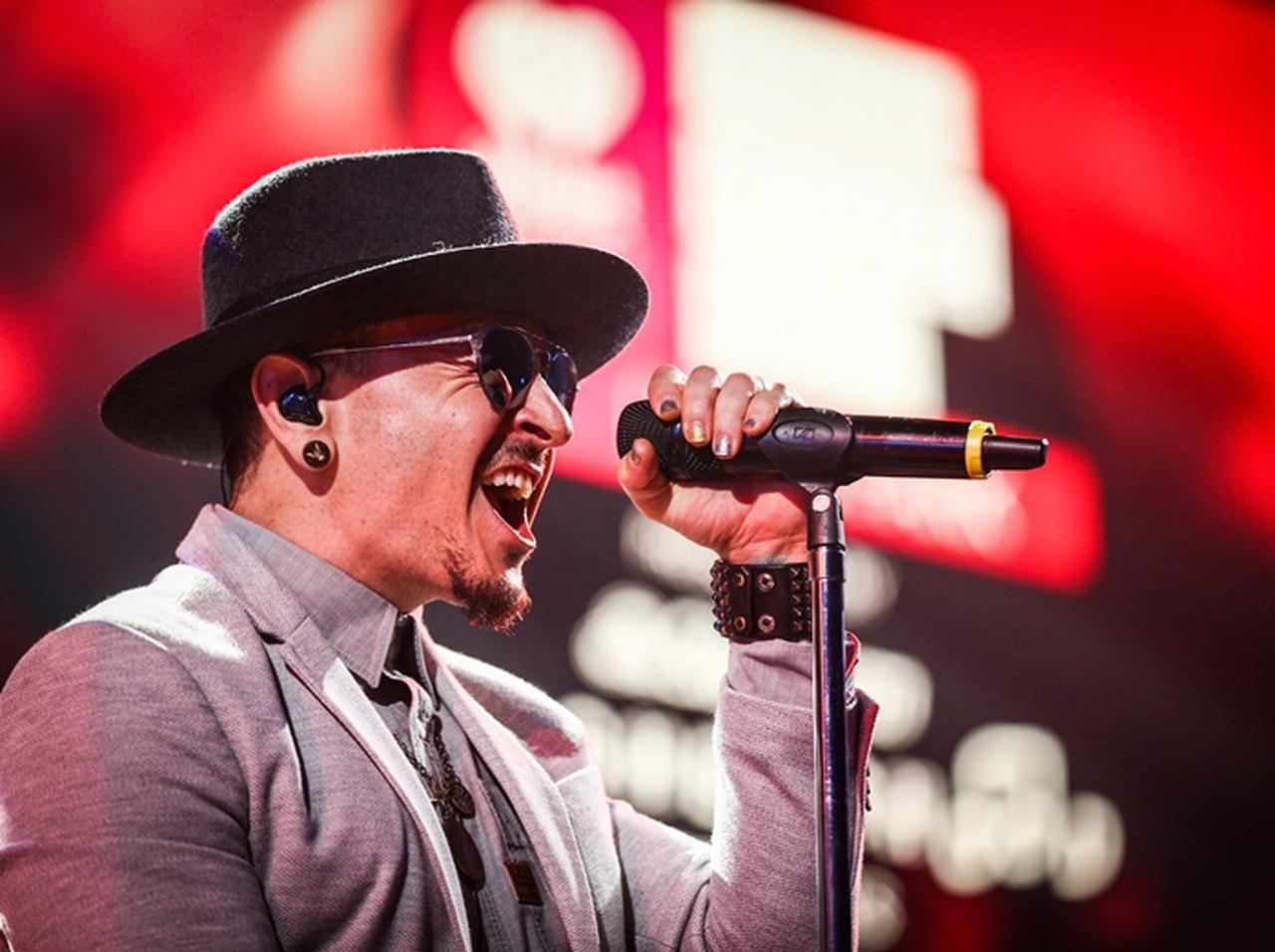 チェスター・ベニントンの誕生日に母親が最後に撮影した2ショットを公開