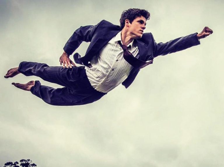 「かっこいい柵の飛び越え方」をマスターした男の“神ワザ”にしびれる