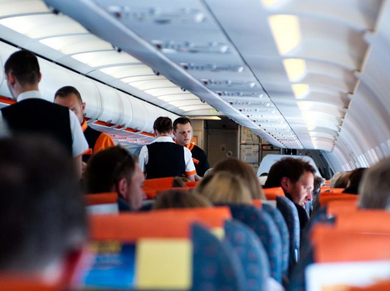飛行機の機内で「アレ」を見せつけながらイチャつくカップルに鳥肌…