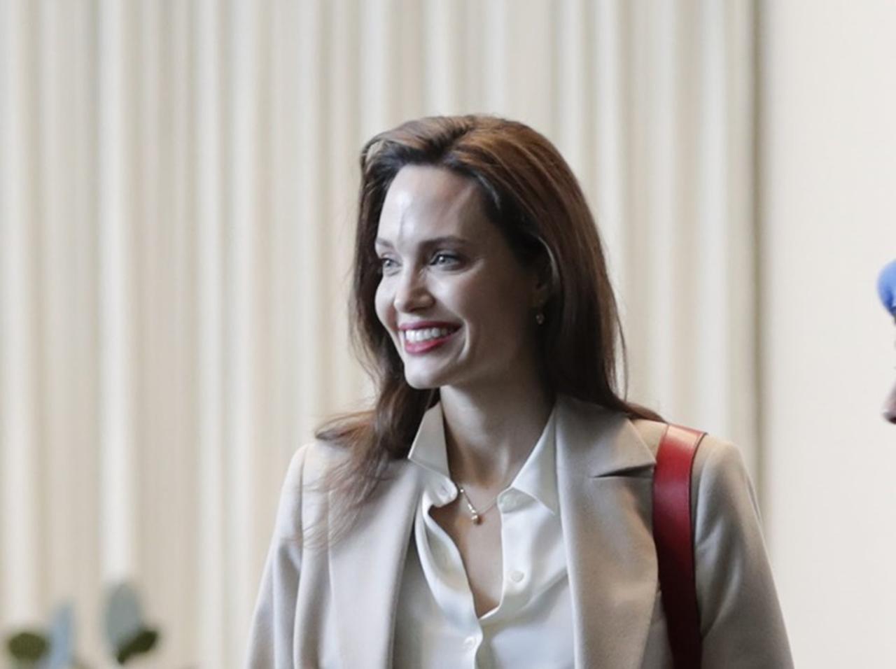 アンジェリーナ・ジョリー、1万円台で買えるトレンチコートを着用