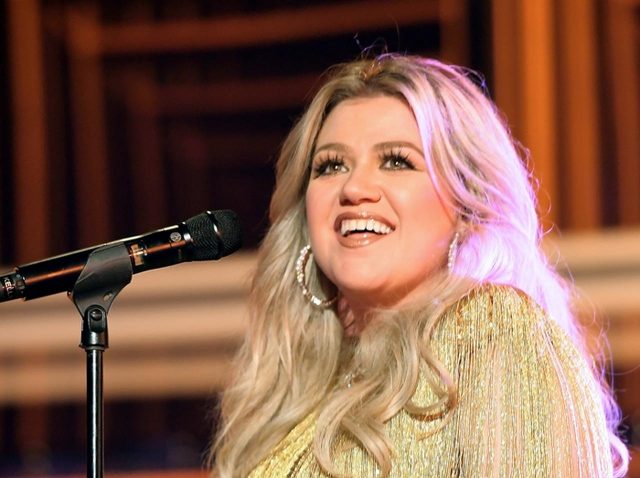 ケリー・クラークソン、ACMアワードで「一般人」と間違われる珍事件が発生