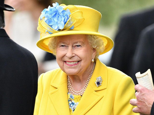 エリザベス女王の「バナナの食べ方」がやっぱり庶民とは違う