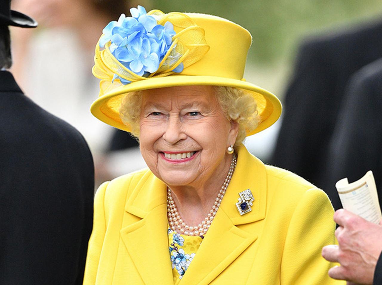 エリザベス女王の「バナナの食べ方」がやっぱり庶民とは違う