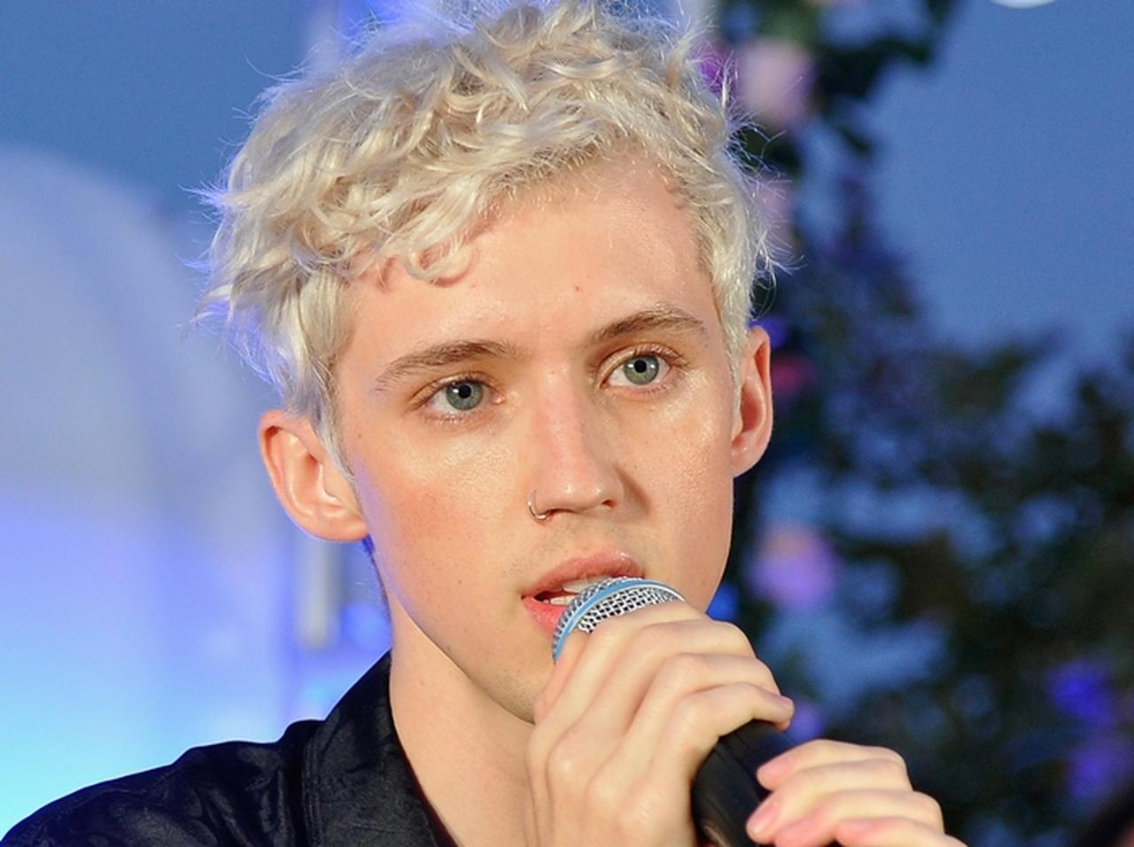 【来日】トロイ・シヴァン、日本に出発前の空港写真に視線集中も「ん?」