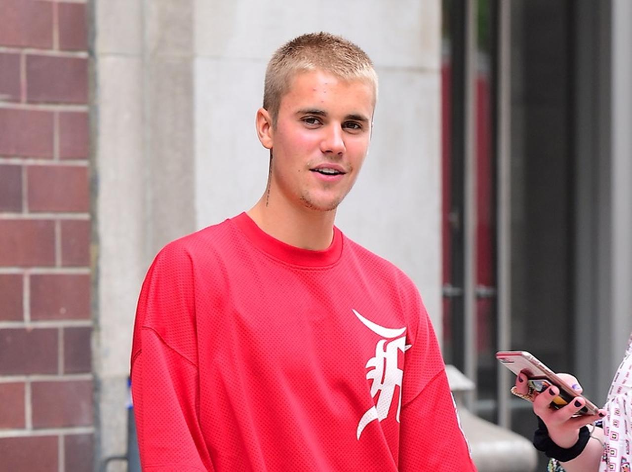 ジャスティン・ビーバー、移動用のバスで「性的な行為」に及んだことを匂わせる