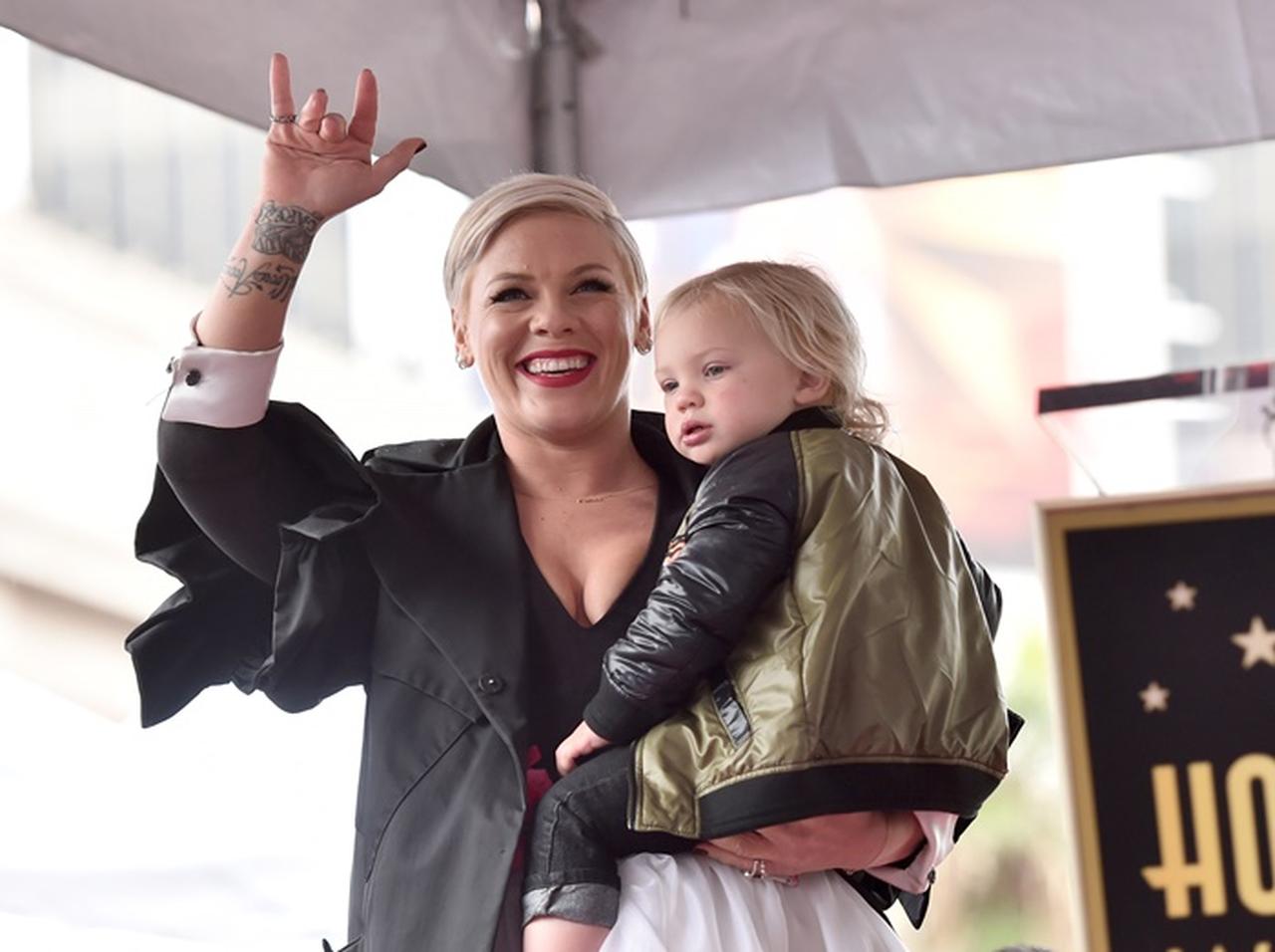 ピンク、2歳息子の裸体を晒してバッシングされ激怒