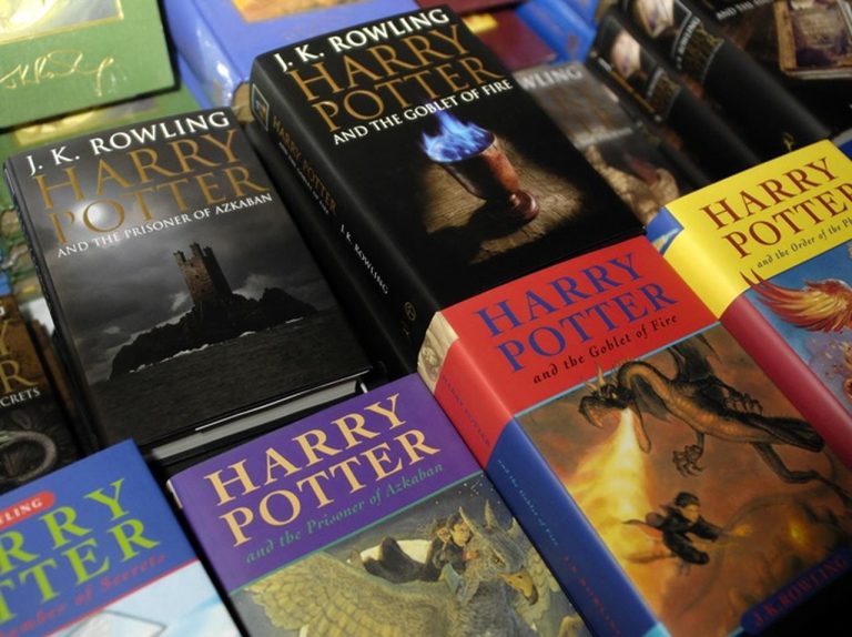 『ハリー・ポッター』は「汚らわしい」、牧師によって小説が燃やされる