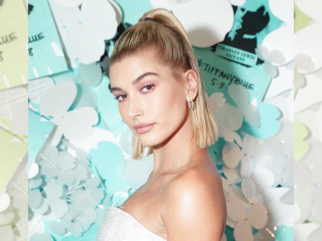 ヘイリー・ビーバーの「チャームポイント」を強調する1,500円以下の優秀コスメ