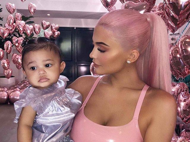 カイリー・ジェンナー、生後14ヵ月の娘が「エルメスの鞄」に目覚める