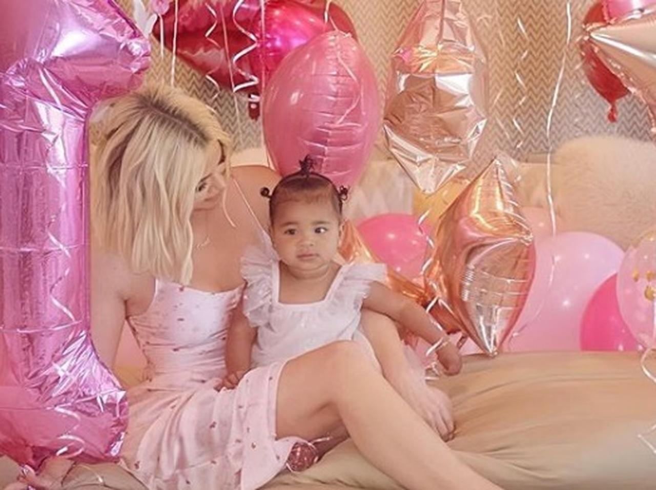 クロエ・カーダシアンが娘の1歳のバースデーパーティー開催、浮気魔の元彼はきた？