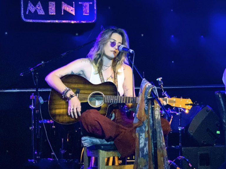 パリス・ジャクソン、復帰ライブに兄プリンスや母デビー・ロウらファミリーの姿