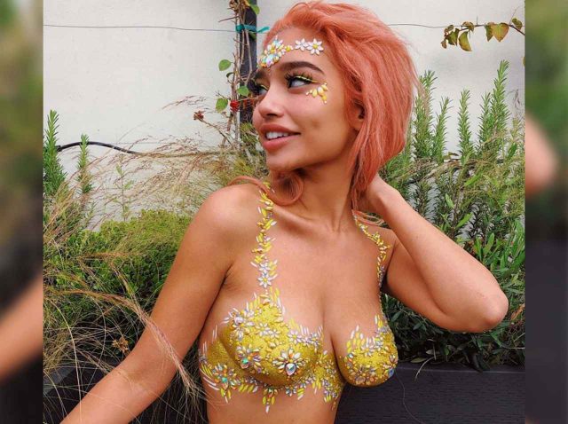 実はノーブラ、胸元をデコっただけの「グリッターブラ」がアツい