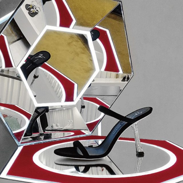 ジュゼッペザノッティ新作、166個のクリスタルで飾られたヒール「Farrah」登場