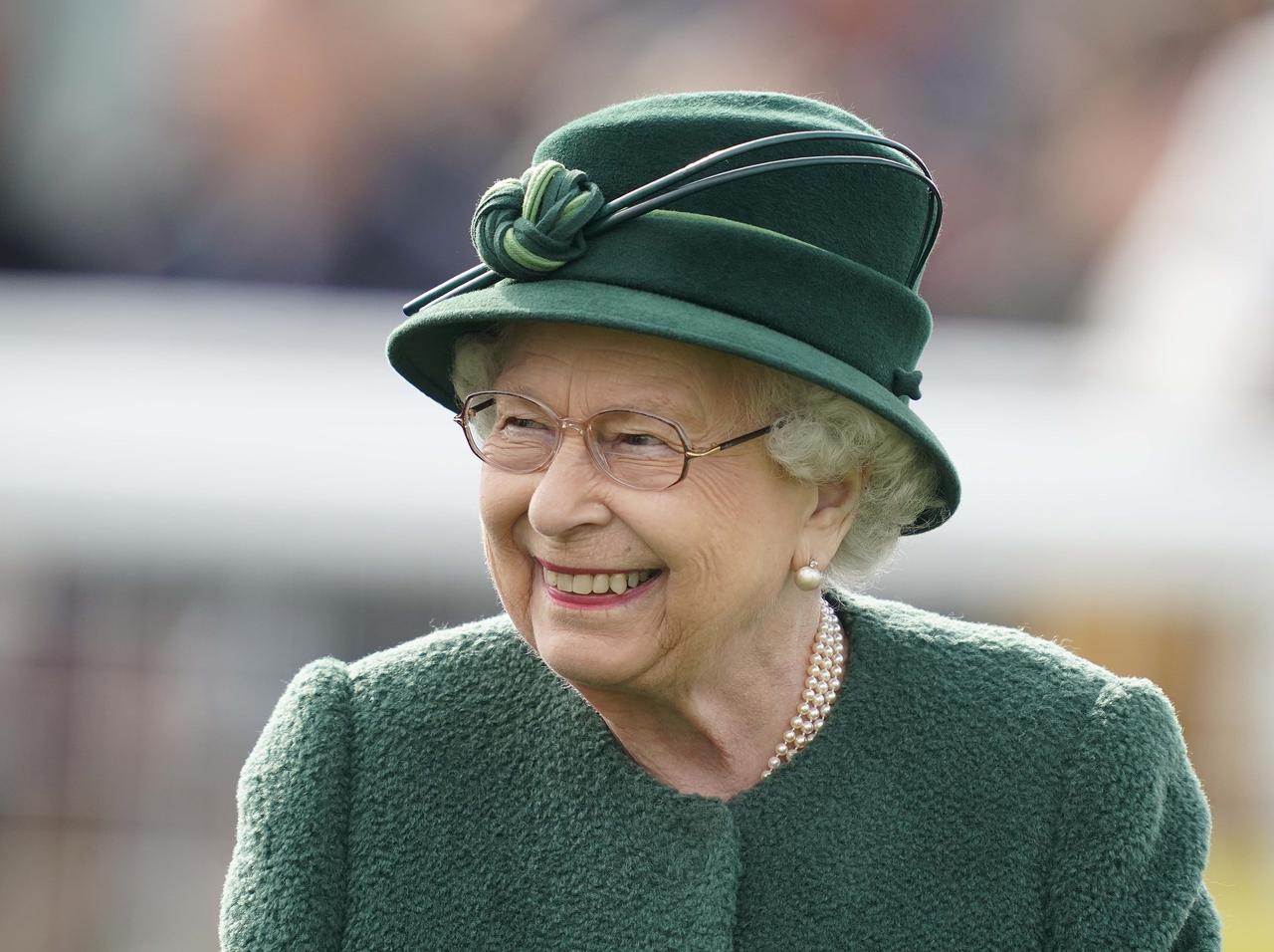 エリザベス女王のファッションに、いつもの「アレ」が足りない！隠れたメッセージとは？