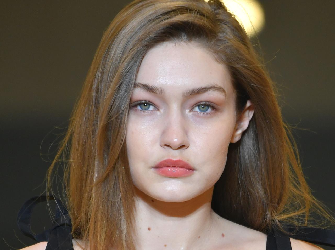 ジジ・ハディッド、涙を流し「有名でいることは、人生がコントロールできなくなる」