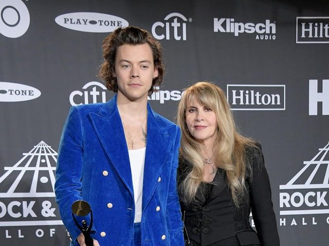 ハリー・スタイルズ、久々に出席したイベントで「イン・シンク」と間違われる