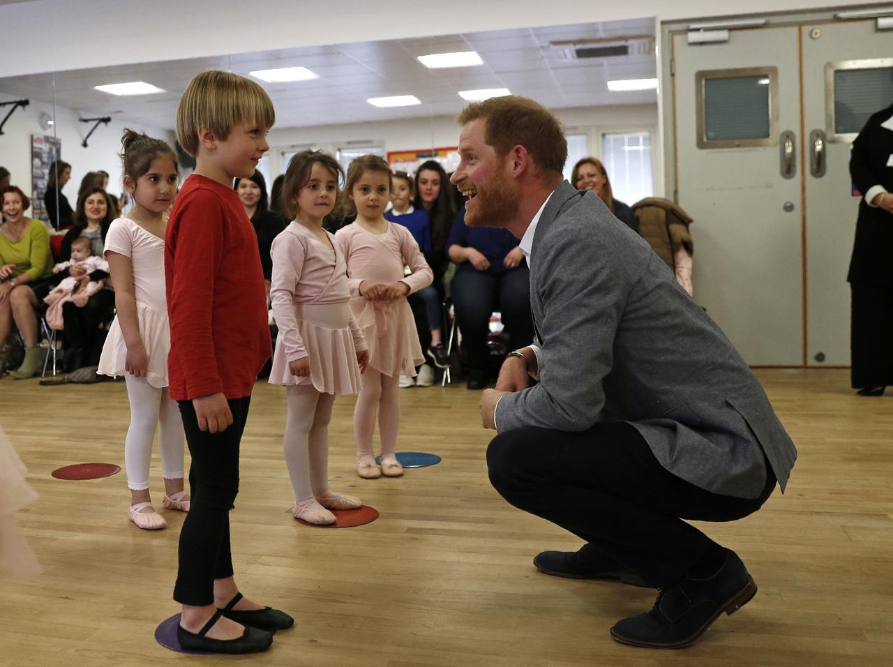 もうすぐパパに！ヘンリー王子が子供たちとバレエレッスン