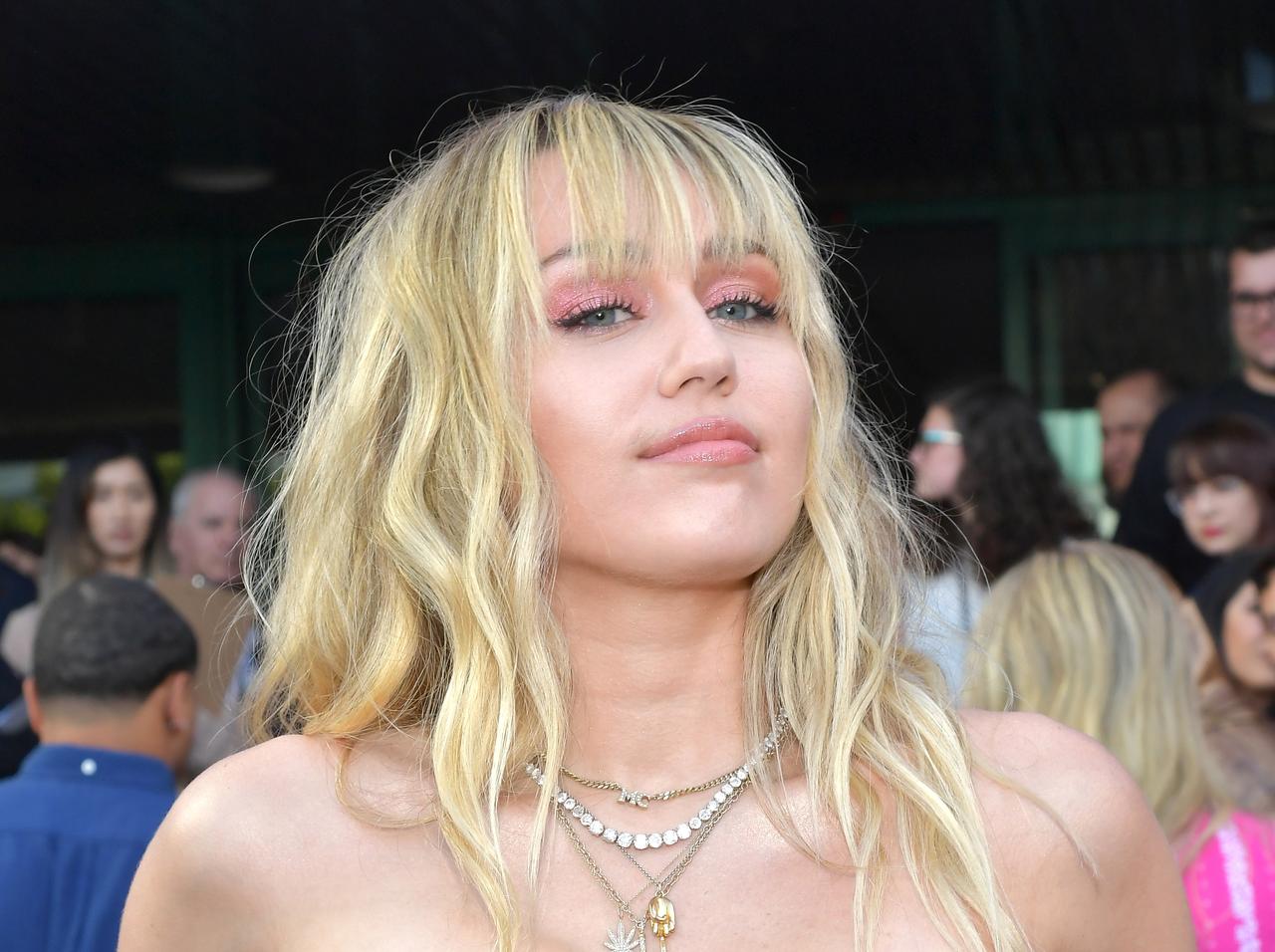 マイリー・サイラス、18禁な「トップレス写真」を公開