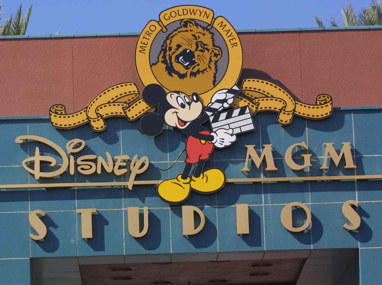 もしディズニーが映画会社をすべて買収したら？ファン作の映画オープニング映像がカオス