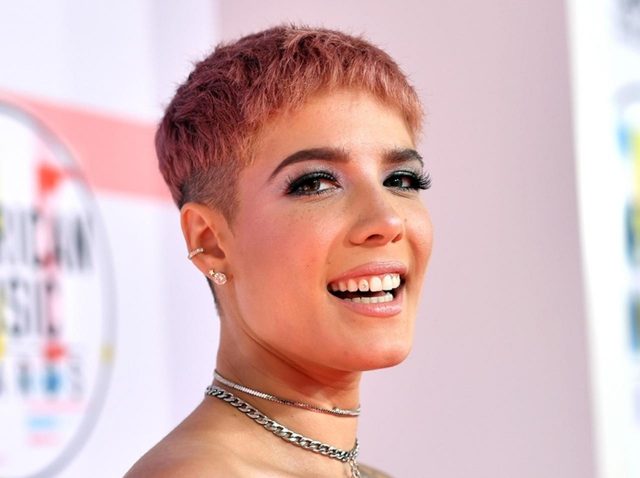 ホールジーがイースターエッグに「あるもの」を隠して友達を大騒ぎさせる